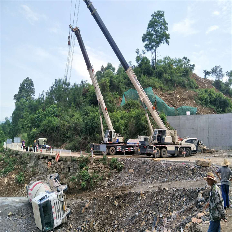 张家口汽车掉沟里叫吊车救援要多少钱